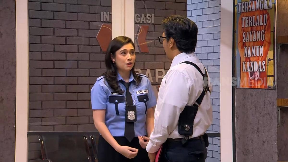 Andre Taulany dan Amanda Rigby duduk berdampingan sambil berbincang di studio program televisi Trans7.