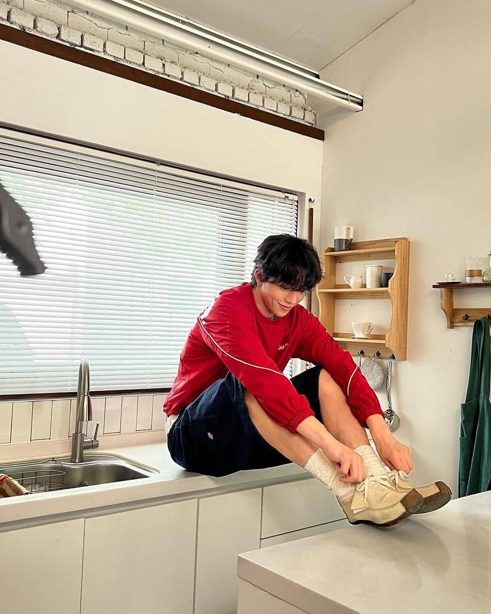 outfit Nam Joo Hyuk dengan vibe youthful dan stylish