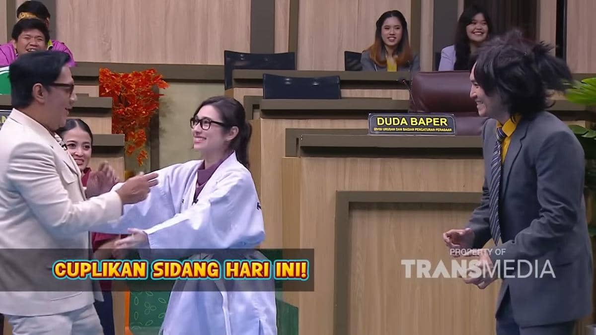 Andre Taulany dan Amanda Rigby mengisi program televisi bersama dalam tayangan yang diunggah kanal YouTube Trans TV.