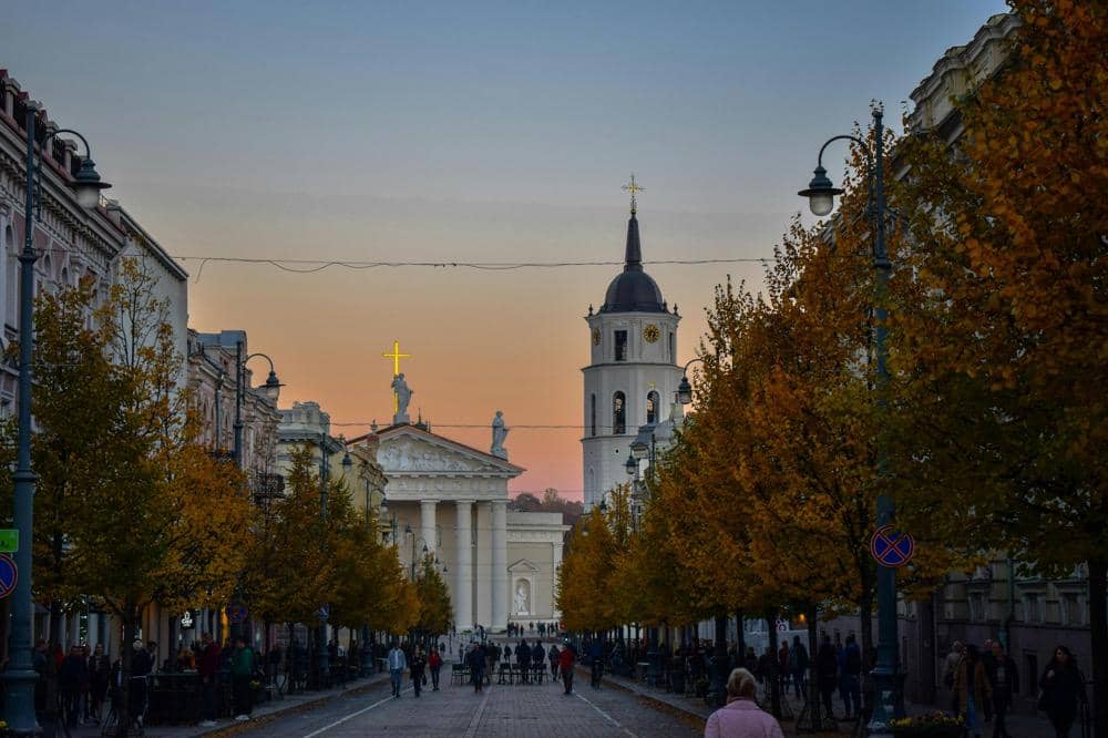 ilustrasi suasana Kota Vilnius menjelang senja