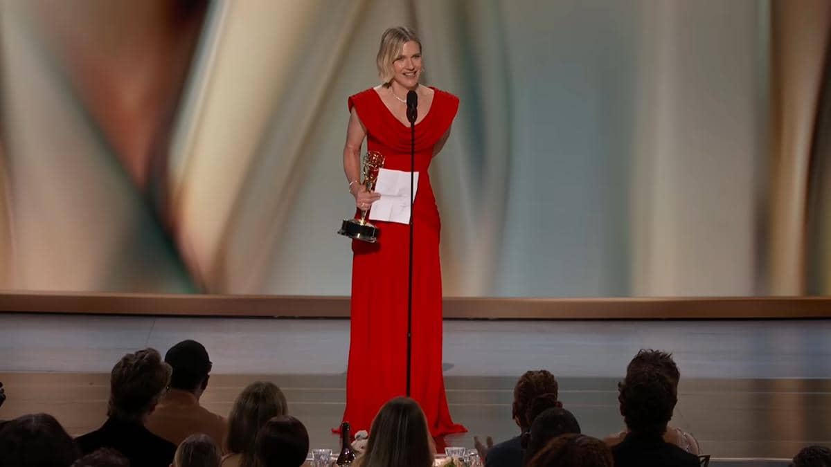Rhea Seehorn menerima penghargaan Primetime Emmy Awards 2026 dalam cuplikan dari kanal Television Academy di YouTube.