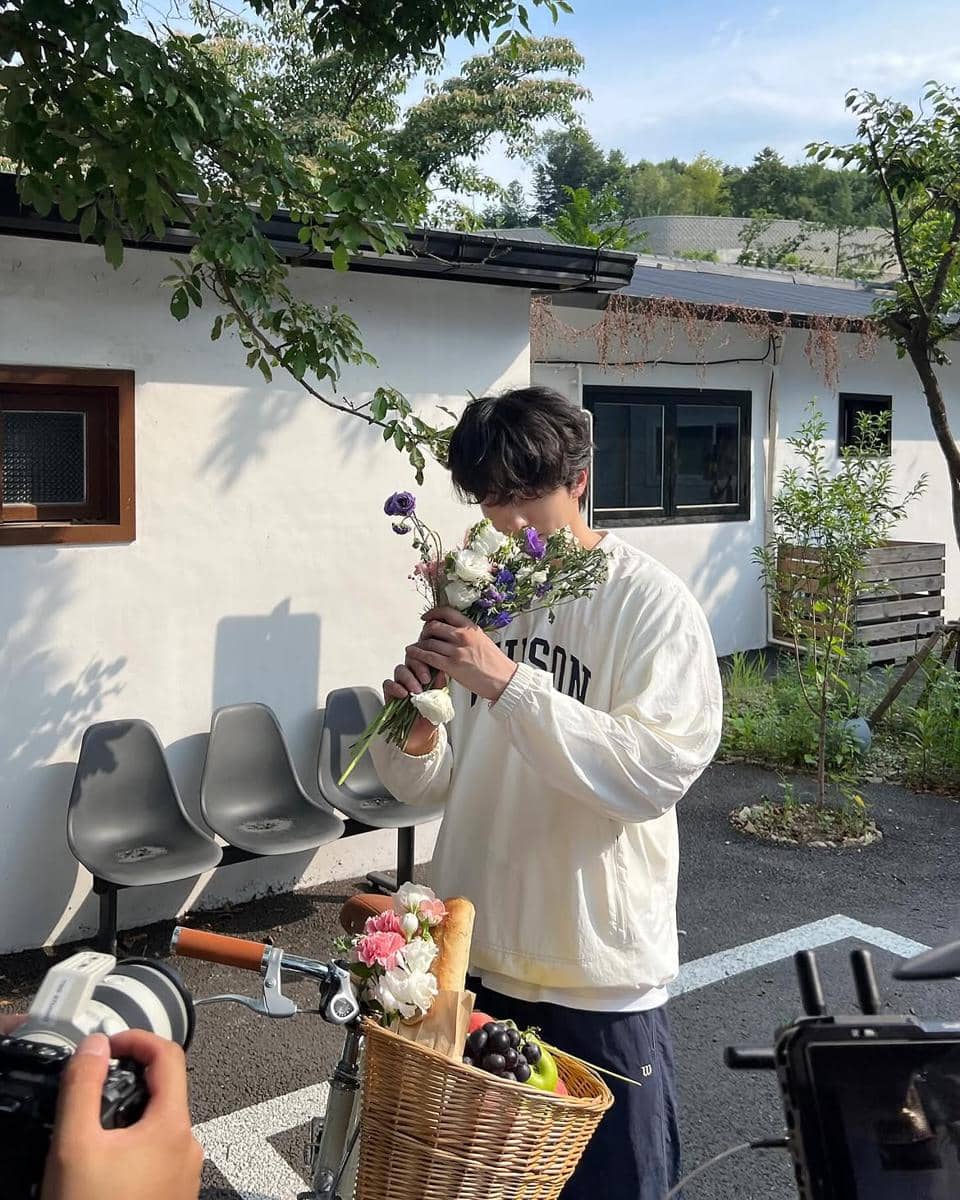 outfit Nam Joo Hyuk dengan vibe youthful dan stylish