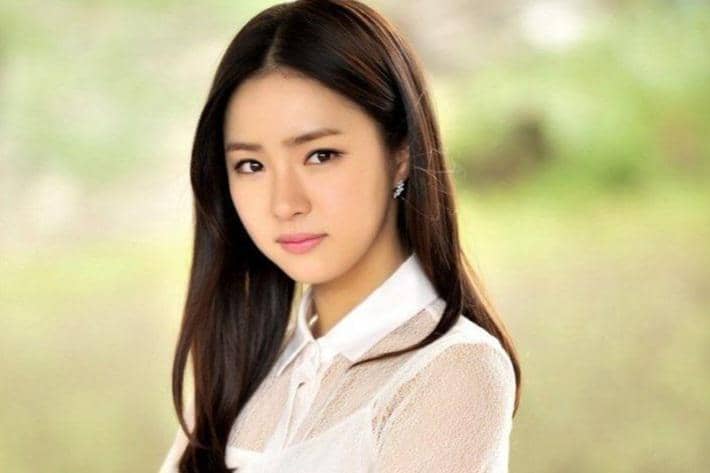 Poster drama When a Man Falls in Love menampilkan aktris Shin Se Kyung dengan judul serial di bagian bawah.