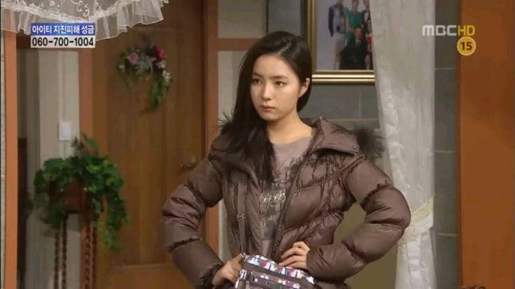 Shin Se Kyung tampil dalam adegan drama Korea High Kick Through the Roof yang ditayangkan oleh MBC.