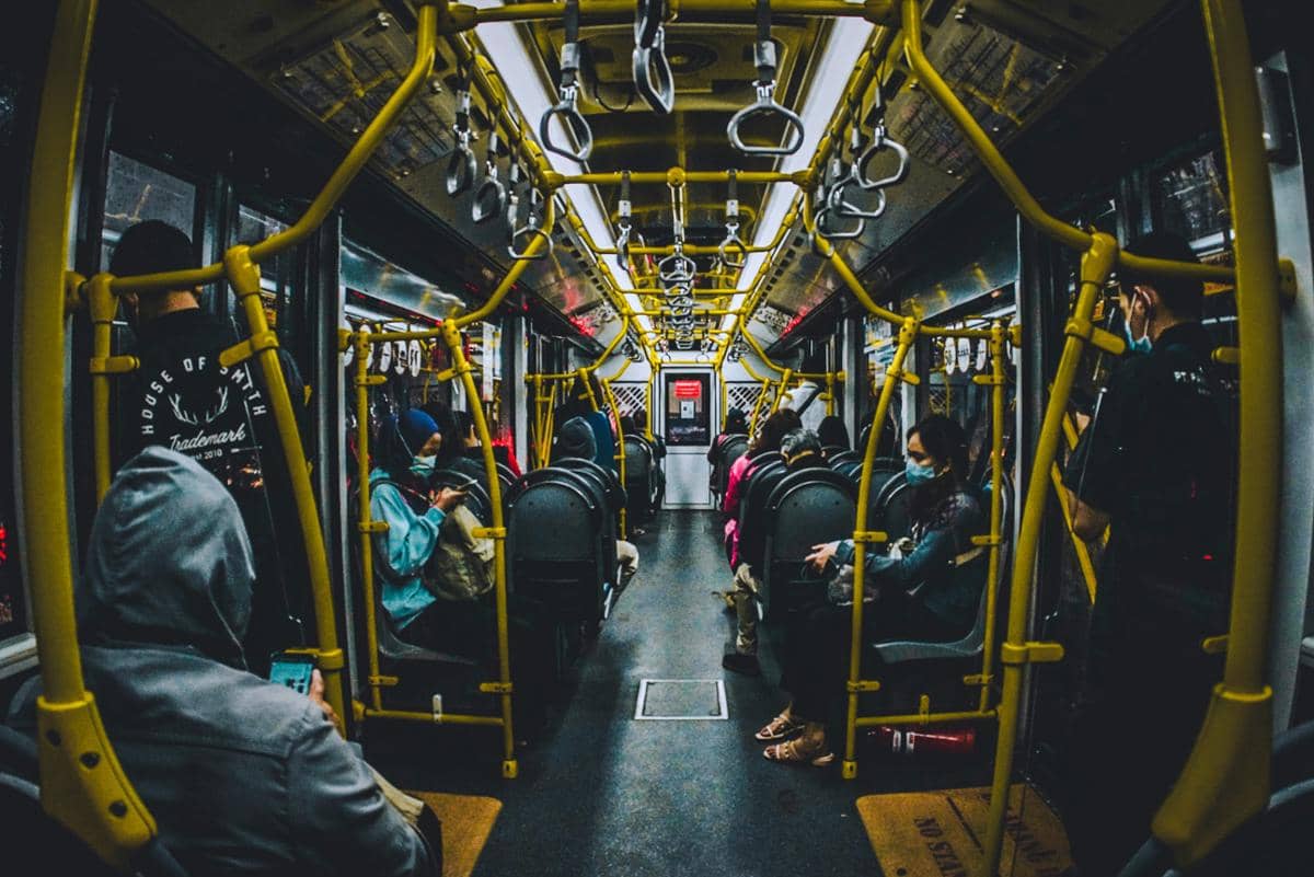 ilustrasi naik transportasi umum