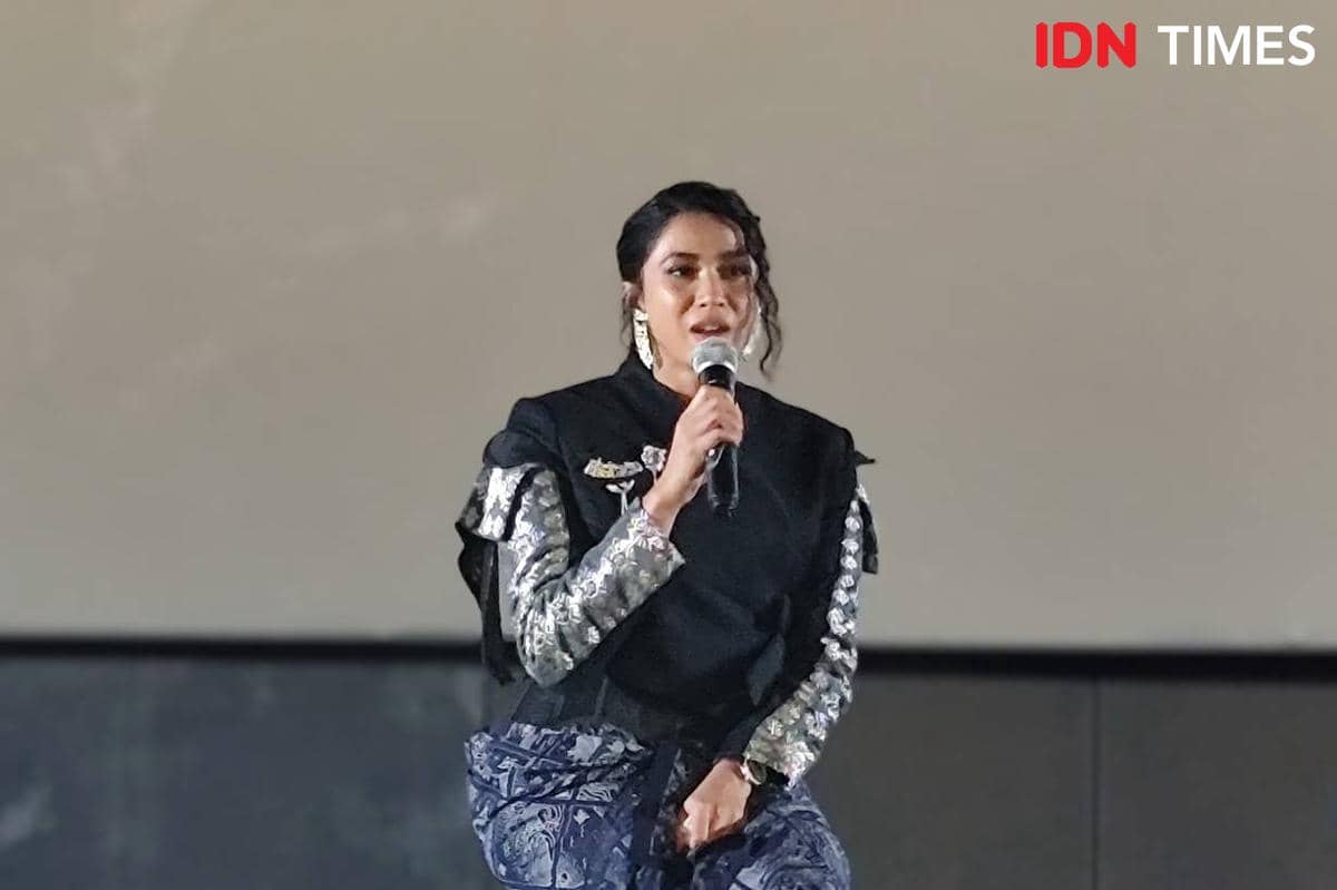 Belajar bahasa isyarat selama dua bulan, dan terinspirasi dari ibunya sendiri.jpg
