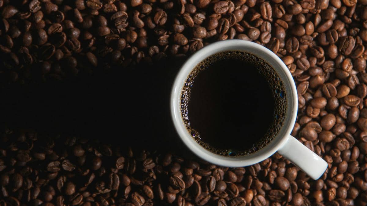 ilustrasi secangkir kopi hitam dari biji dark roast