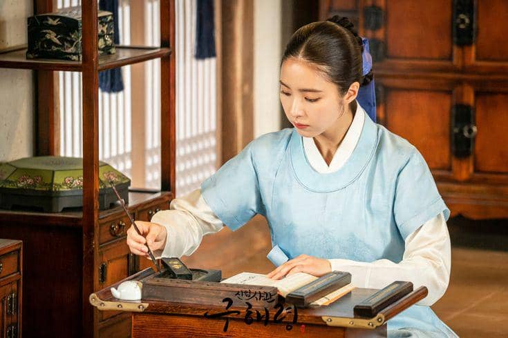 Shin Se Kyung berperan dalam drama Korea berlatar sejarah Rookie Historian Goo Hae Ryung produksi MBC.