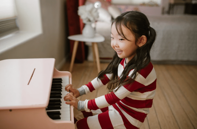ilustrasi anak perempuan bermain piano mainan