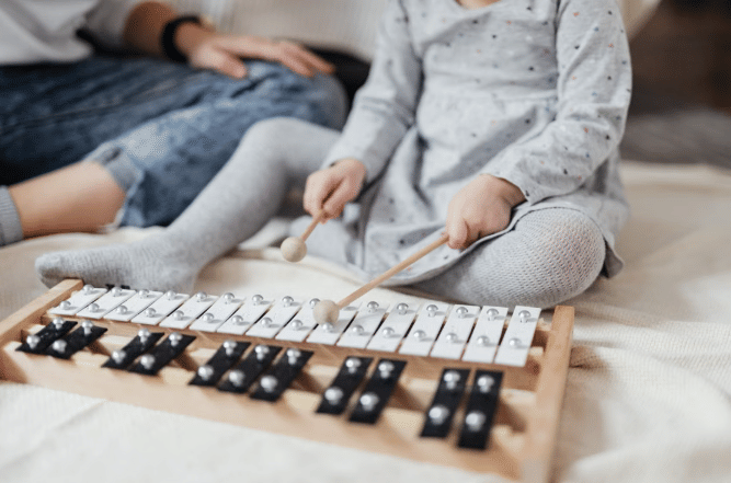 ilustrasi anak bermain xylophone