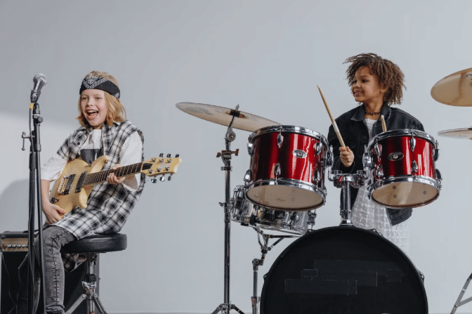 ilustrasi anak-anak bermain alat musik