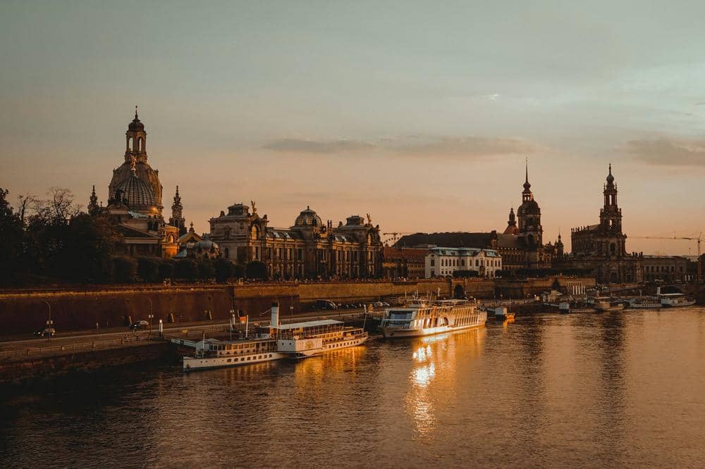 ilustrasi suasana Kota Dresden saat senja