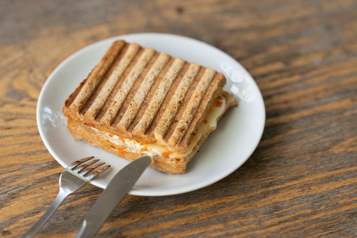 ilustrasi sajian kimchi grilled cheese sandwich
