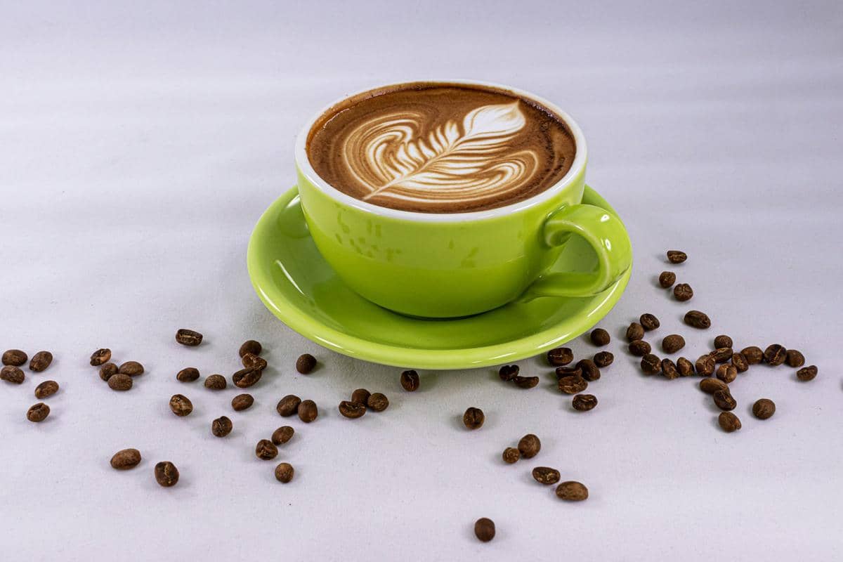 ilustrasi secangkir latte dari biji dark roast