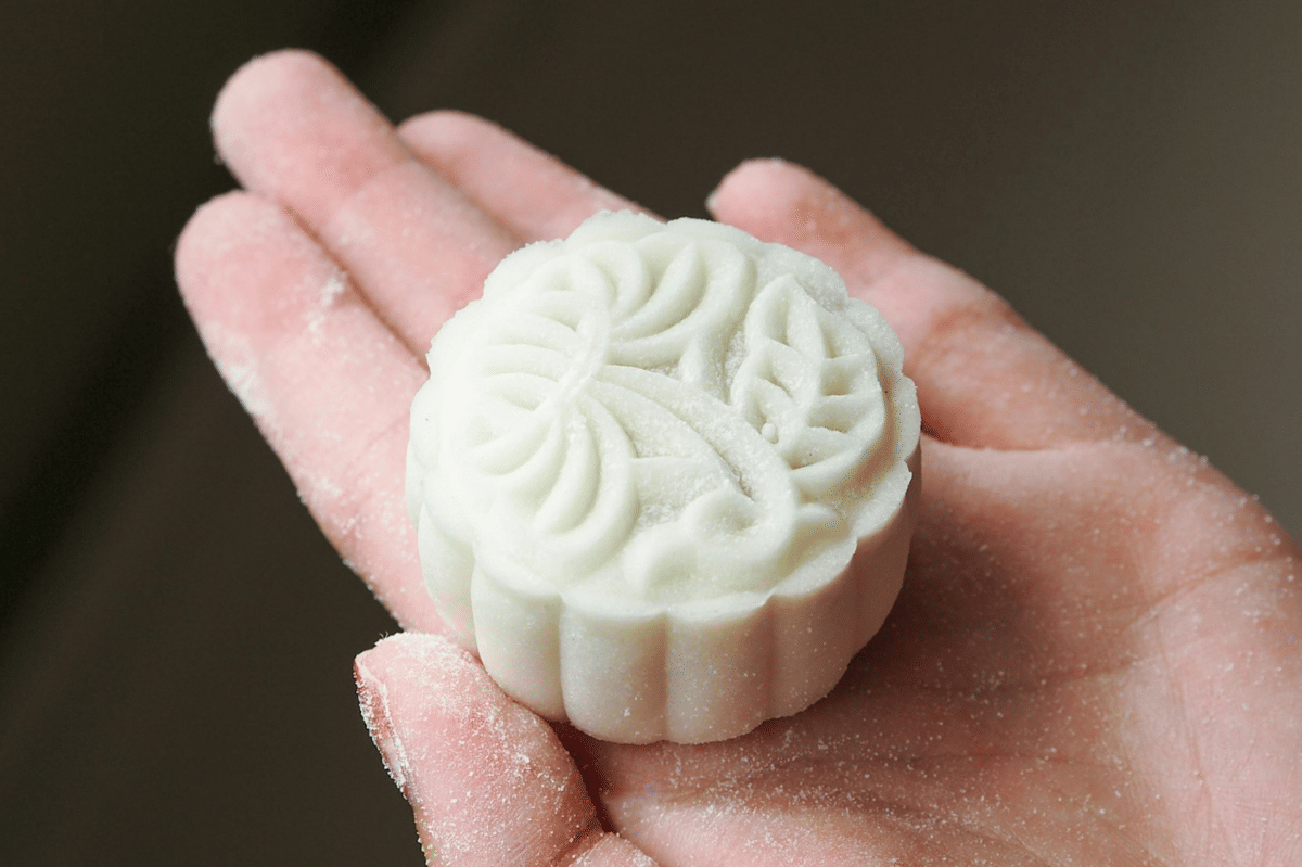 ilustrasi mooncake isi pasta biji lotus