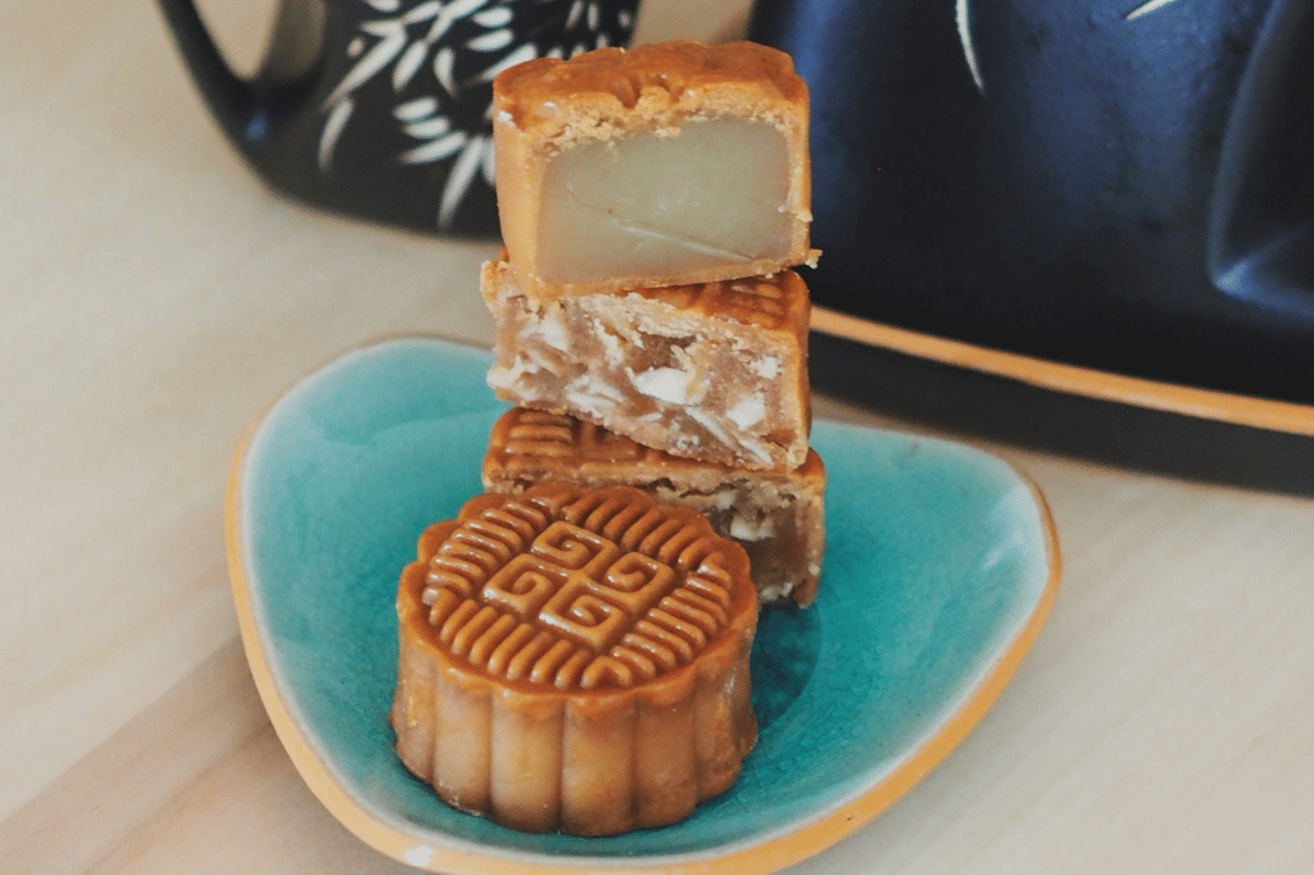 ilustrasi sajian mooncake isi pasta biji lotus