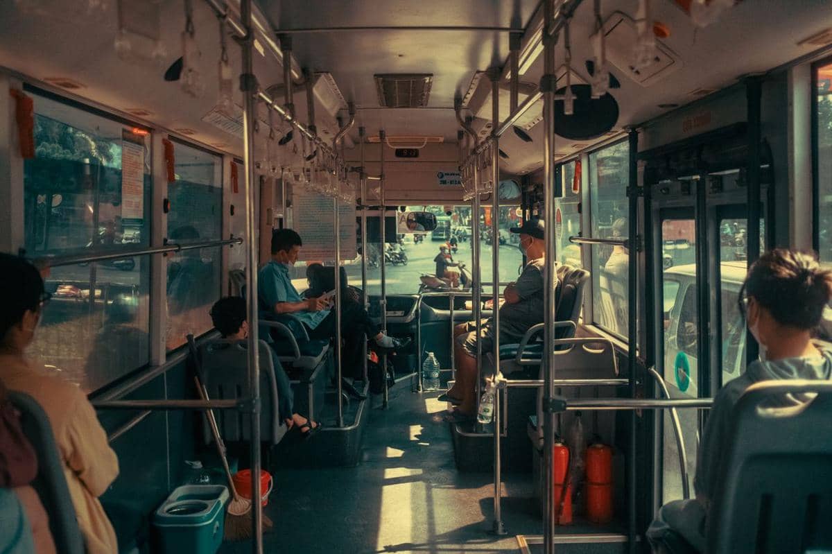ilustrasi penumpang di dalam bus kota