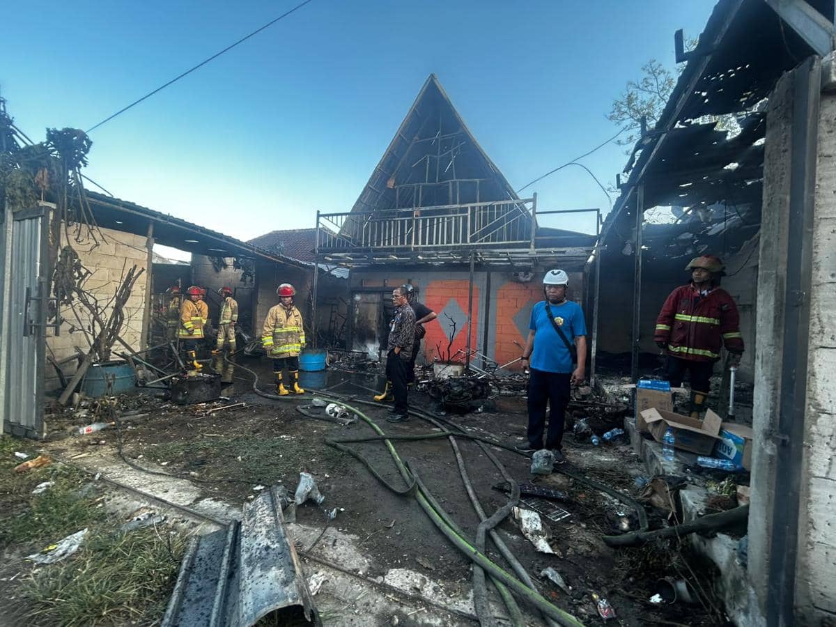 24 Boks Kembang Api Meledak, Picu Kebakaran Gudang Dekorasi