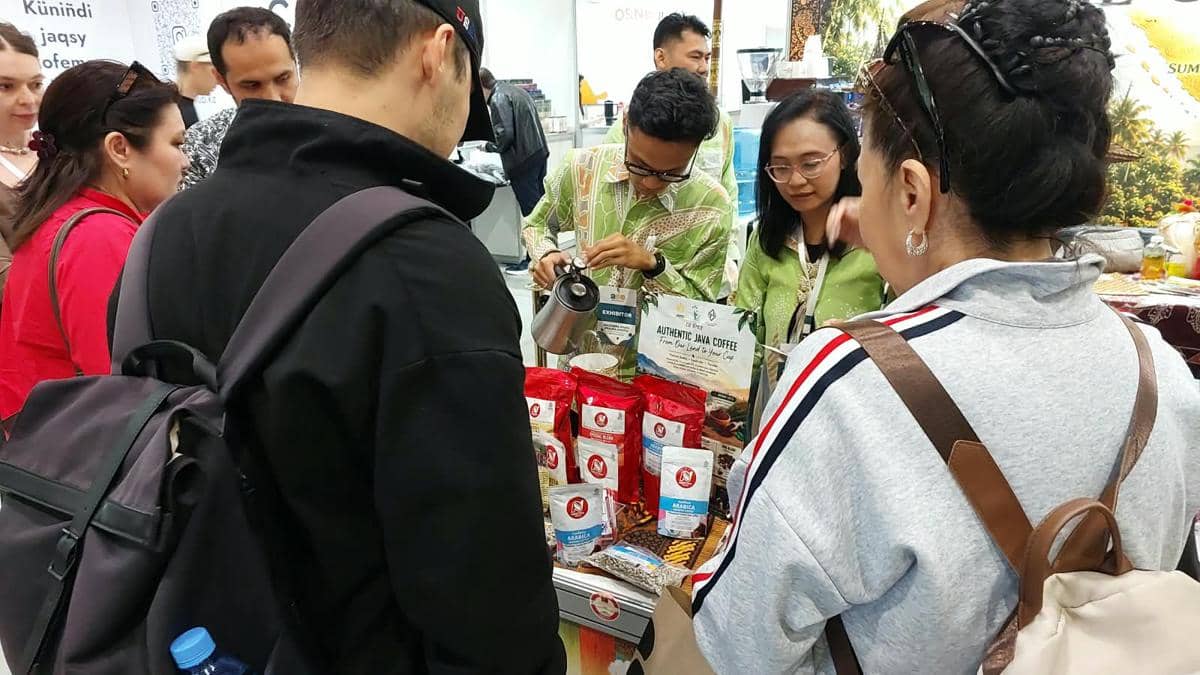 Dr Eka Yuli Astuti menunjukkan kopi hasil riset Co-Spice Unnes yang dikembangkan memiliki nilai tambah untuk kesehatan.