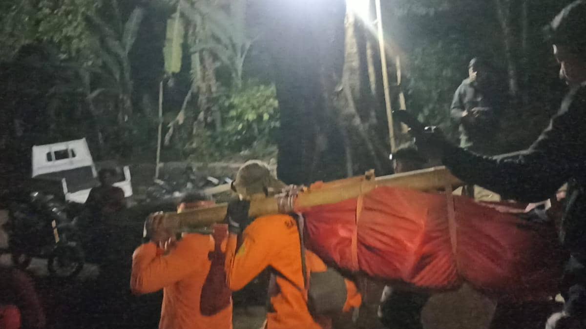 Tim SAR Evakuasi Pendaki Asal Cina yang Jatuh di Gunung Rinjani