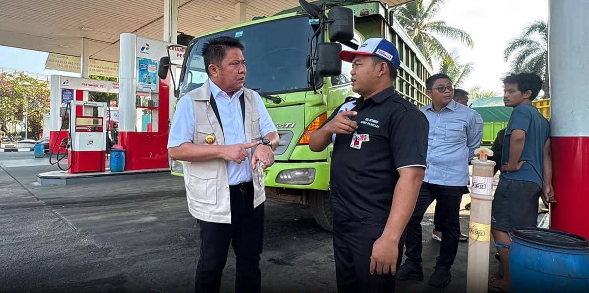 Gubernur Sumatra Selatan Herman Deru meninjau langsung salah satu SPBU di kawasan Simpang Bandara Palembang