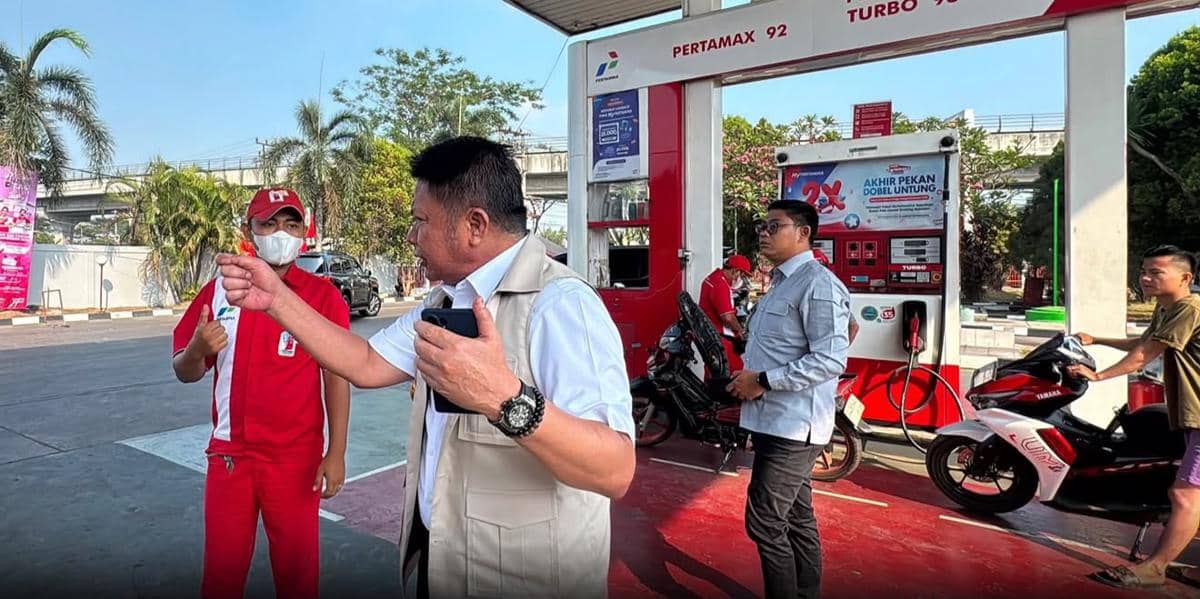 Gubernur Sumatra Selatan Herman Deru meninjau langsung salah satu SPBU di kawasan Simpang Bandara Palembang