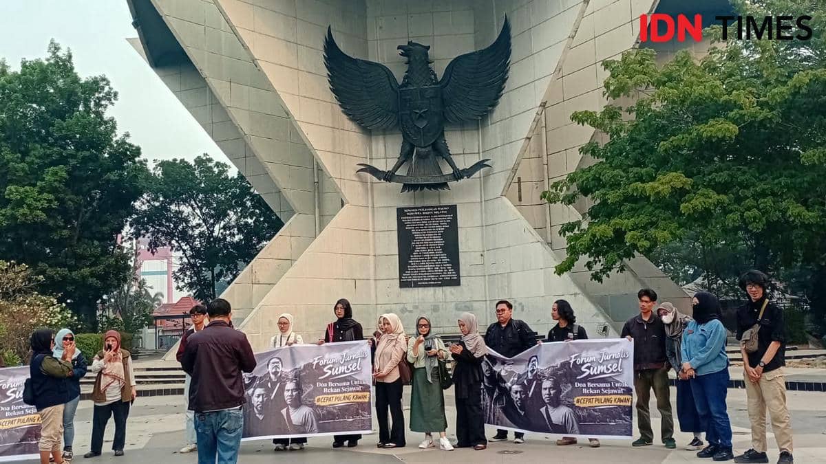 Doa bersama untuk keselamatan lima jurnalis dan tiga awak kapal yang hilang di kawasan Krakatau 