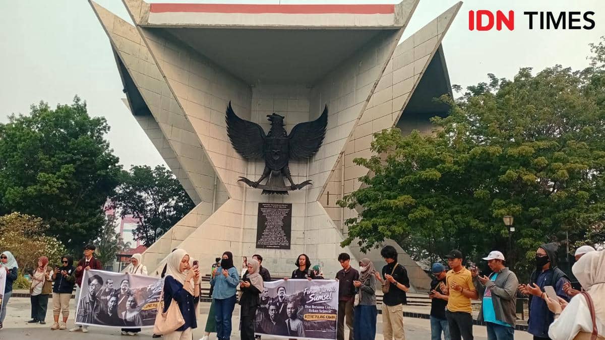 Doa bersama untuk keselamatan lima jurnalis dan tiga awak kapal yang hilang di kawasan Krakatau