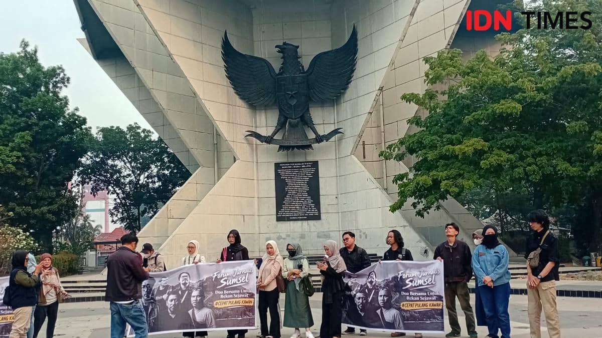 Doa bersama untuk keselamatan lima jurnalis dan tiga awak kapal yang hilang di kawasan Krakatau 