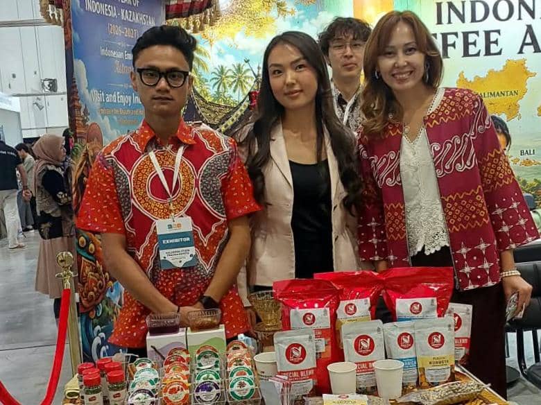 Perwakilan industri kopi Indonesia berada di stan pameran Astana Coffee Kazakhstan dengan produk kopi yang dipajang.
