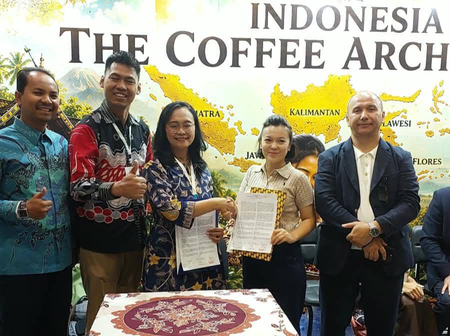 Dr Eka Yuli Astuti dari PUI PT Pasca Panen Kopi dan Rempah Co-Spice Unnes menandatangani LoI dengan buyer Kazakhstan.