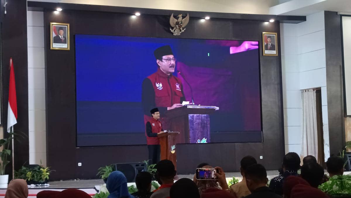 Menteri Sosial Saifullah Yusuf menghadiri kunjungan kerja Gerakan Nasional Peduli Tetangga di Aula Arafah Asrama Haji Makassar.