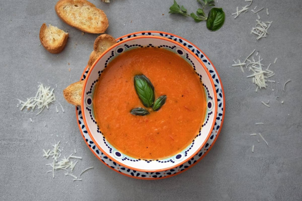 Resep Tomato Soup dan Grilled Cheese, Sup Tomat Celup Sandwich Keju!