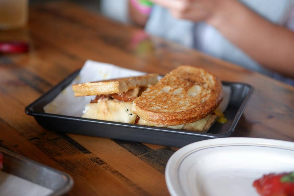 ilustrasi membuat kimchi grilled cheese sandwich