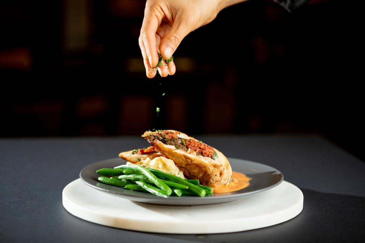 Ilustrasi dada ayam dengan saus jamur port wine sebagai inspirasi hidangan makan malam yang lezat dan elegan.
