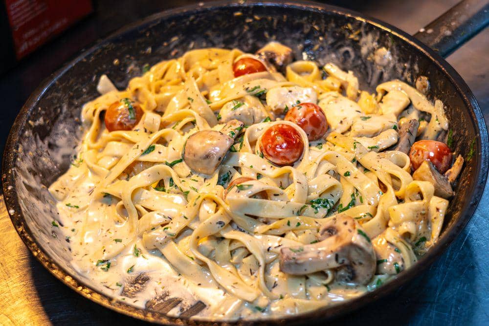 ilustrasi memasak mi penthil carbonara