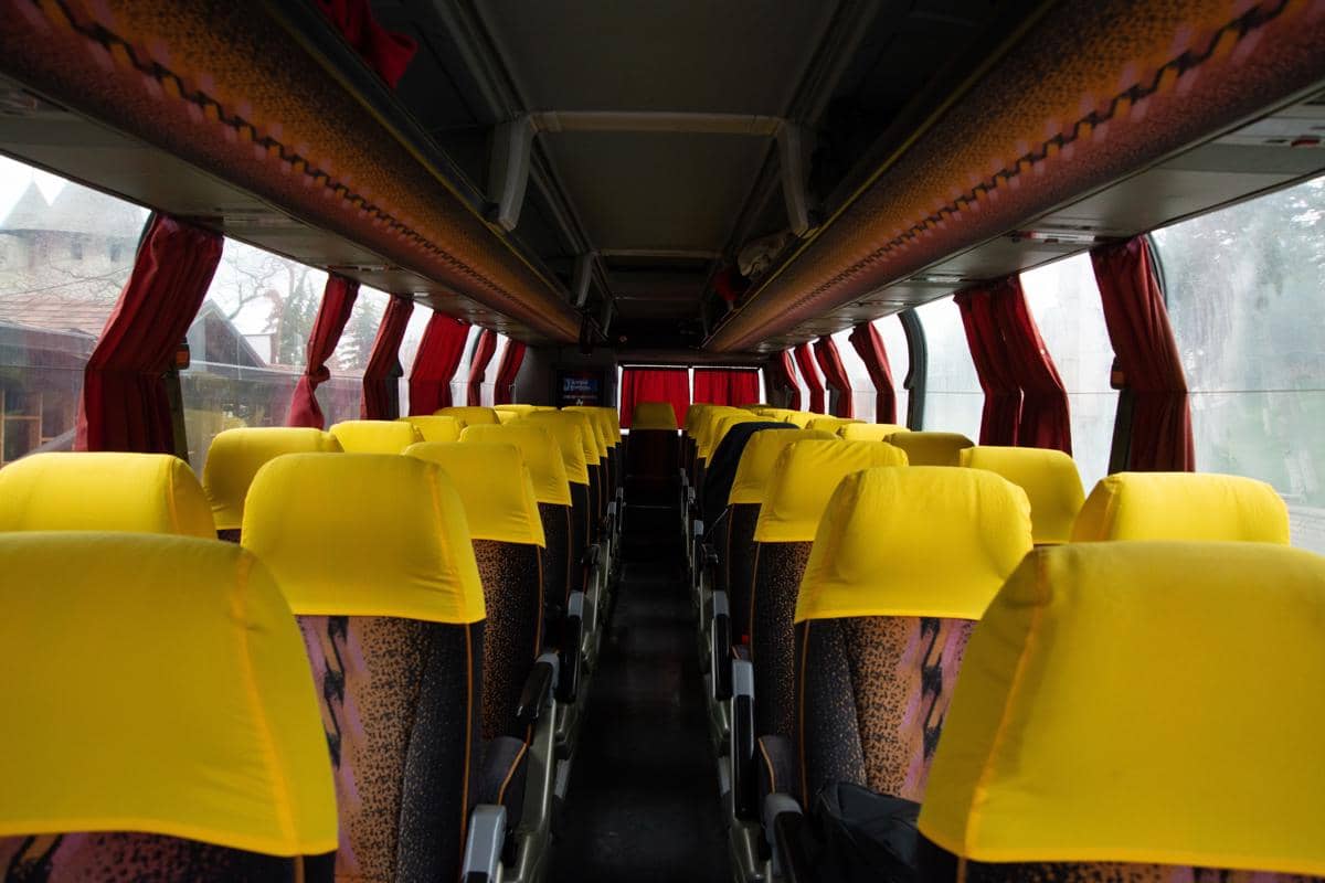 ilustrasi deretan kursi penumpang di dalam bus antarkota