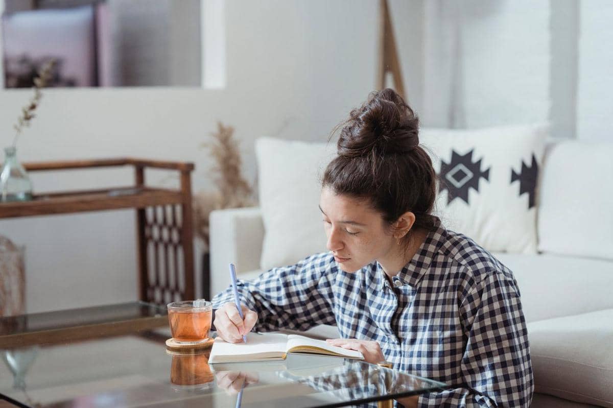 ilustrasi menenangkan pikiran dengan journaling