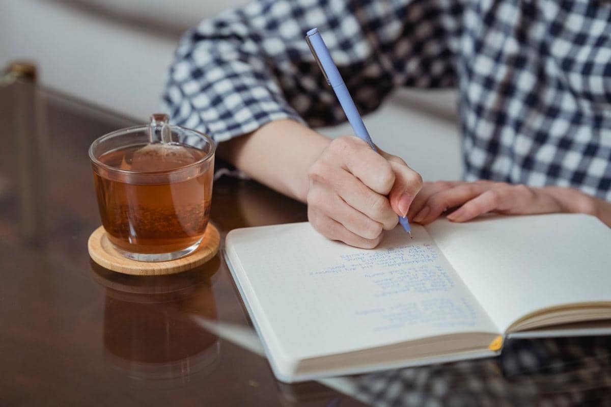 ilustrasi menulis tangan saat journaling