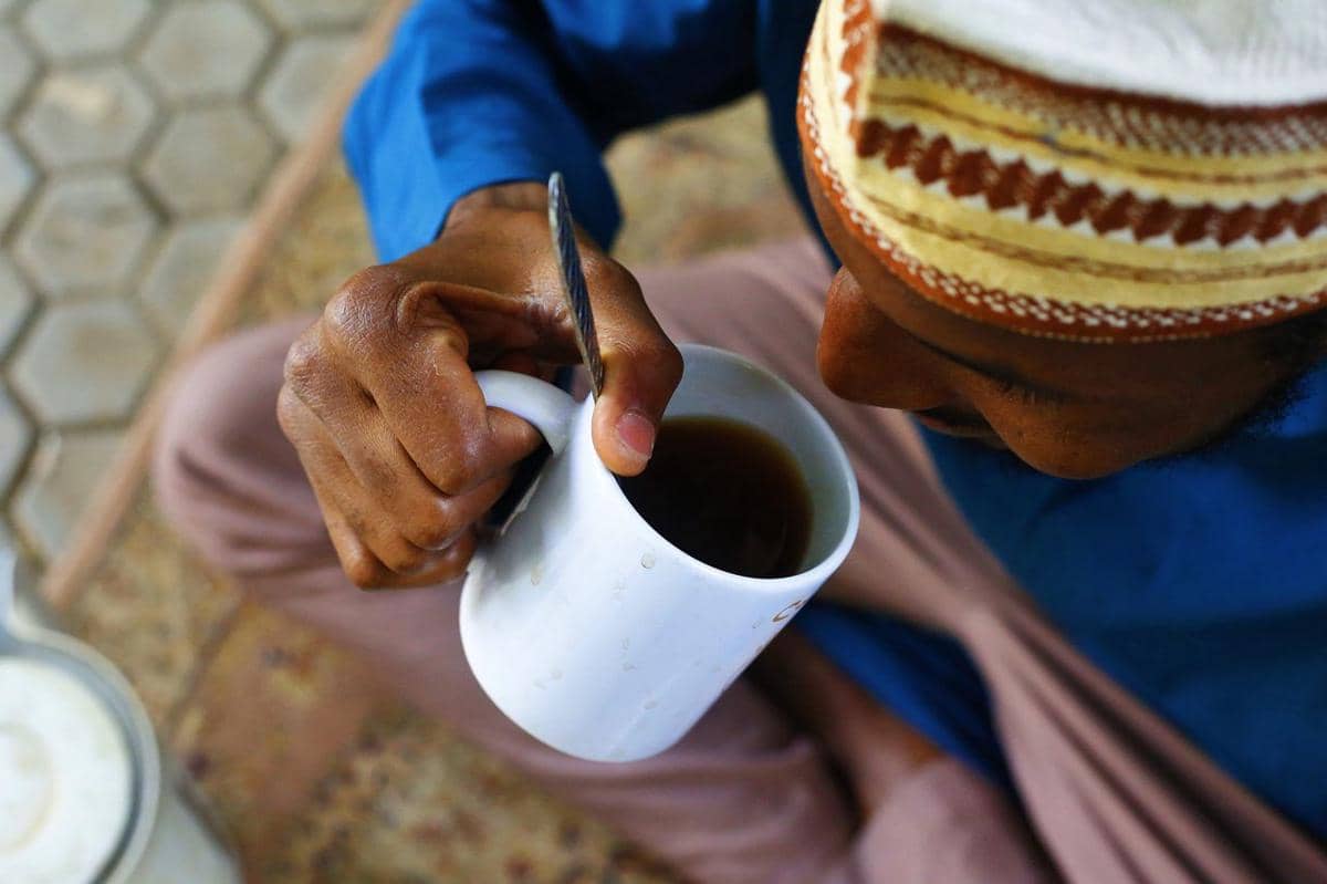 ilustrasi minum kopi hitam