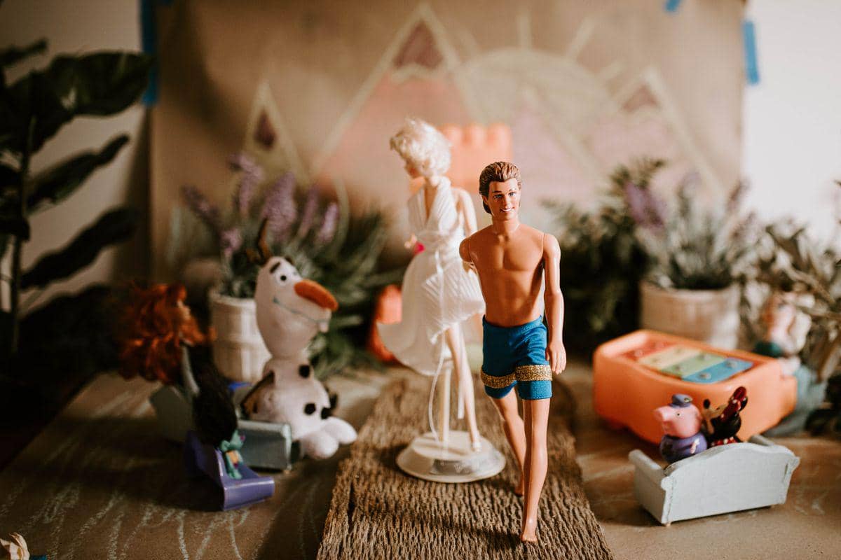 Ilustrasi action figure sebagai mainan koleksi dengan detail bentuk karakter yang menyerupai tokoh fiksi.