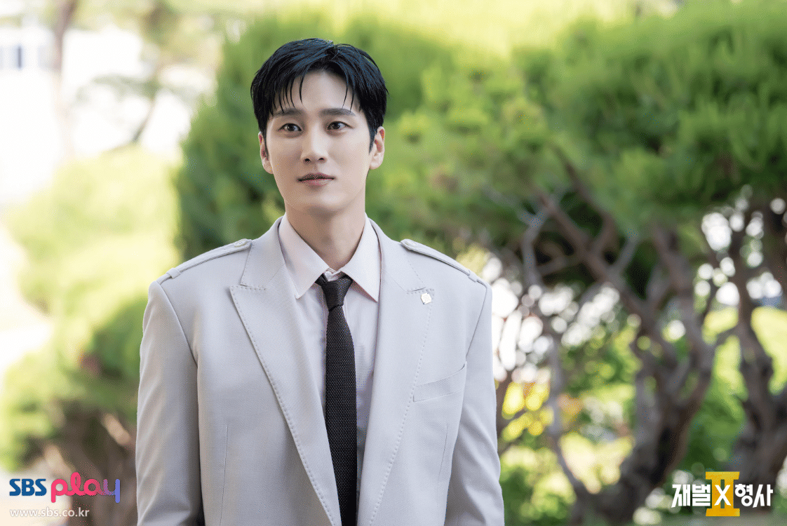 7 Gaya Penyelidikan Jin I Soo di Drakor Flex x Cop 2, Cerdas!