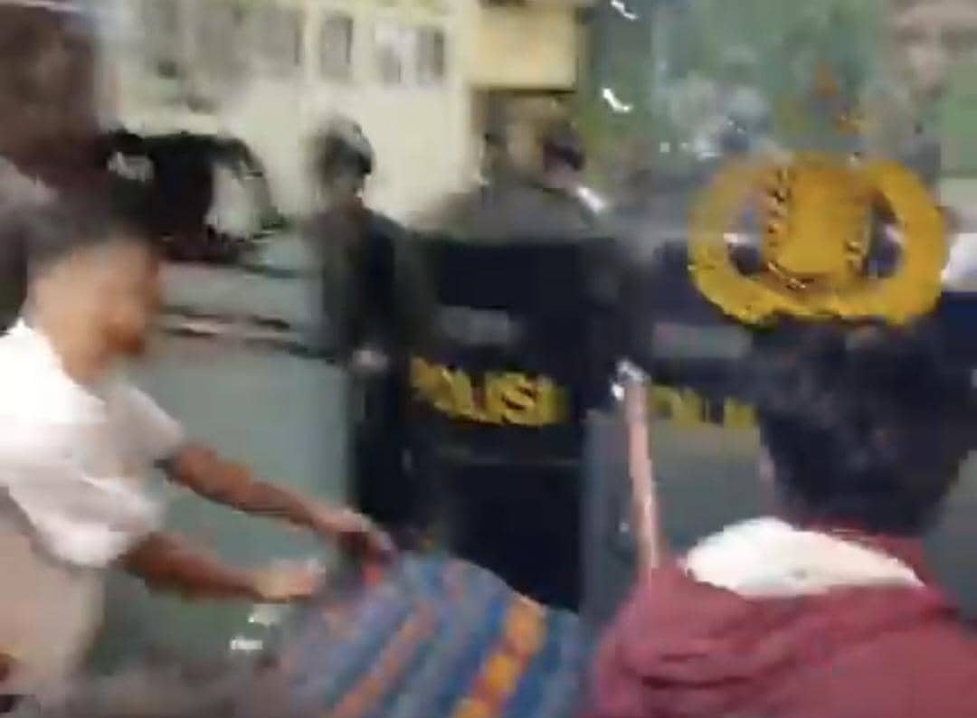 Sejumlah warga membawa jenazah saat terjadi kericuhan dan penyerangan di kantor Polres Sumba Barat, Nusa Tenggara Timur.