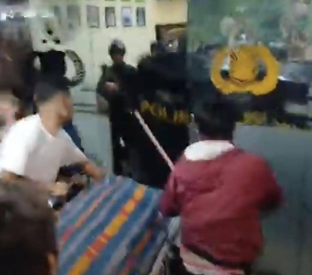 Viral! Warga Desa Bali Ledo Geruduk Polres Sumba Barat Sambil Bawa Jenazah