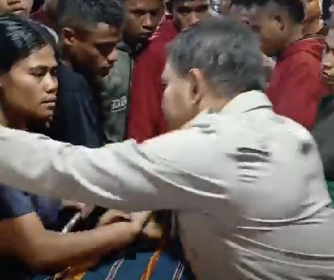 Warga membawa jenazah di tengah kericuhan saat menyerang kantor Polres Sumba Barat, Nusa Tenggara Timur.
