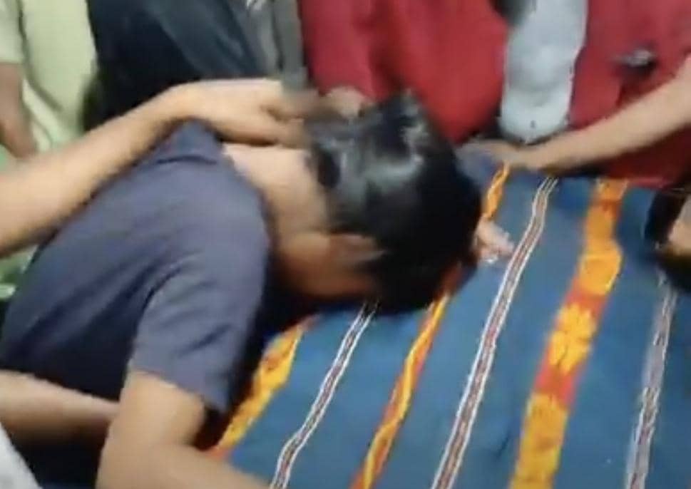 Warga mengangkat jenazah di halaman Polres Sumba Barat, NTT, saat kericuhan dan penyerangan kantor polisi berlangsung.