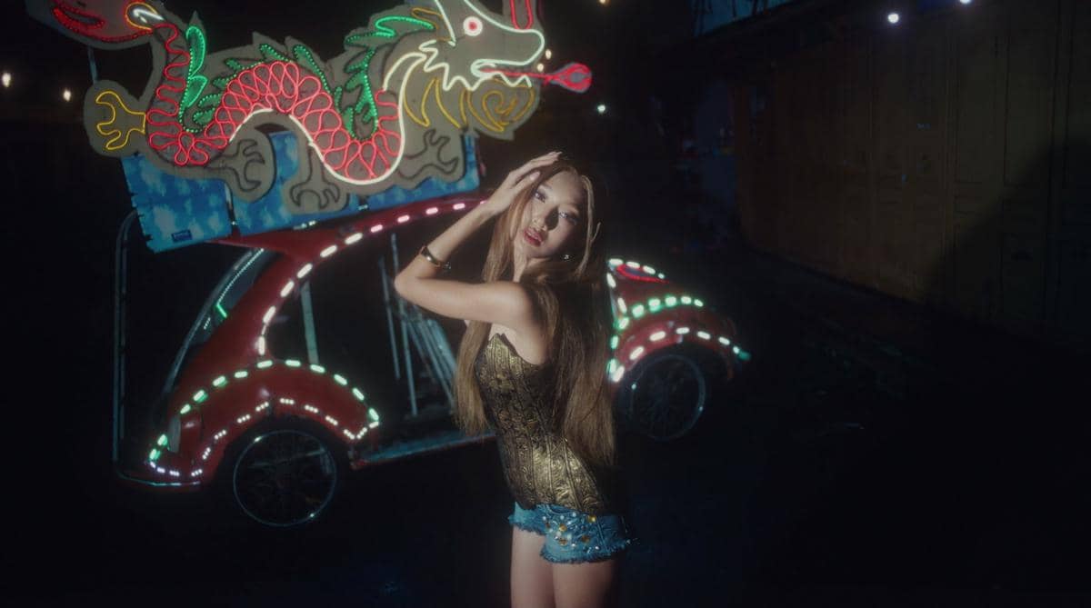 cuplikan Shaz berada di Alun-Alun Kidul di MV "Speaker Freaker" no na