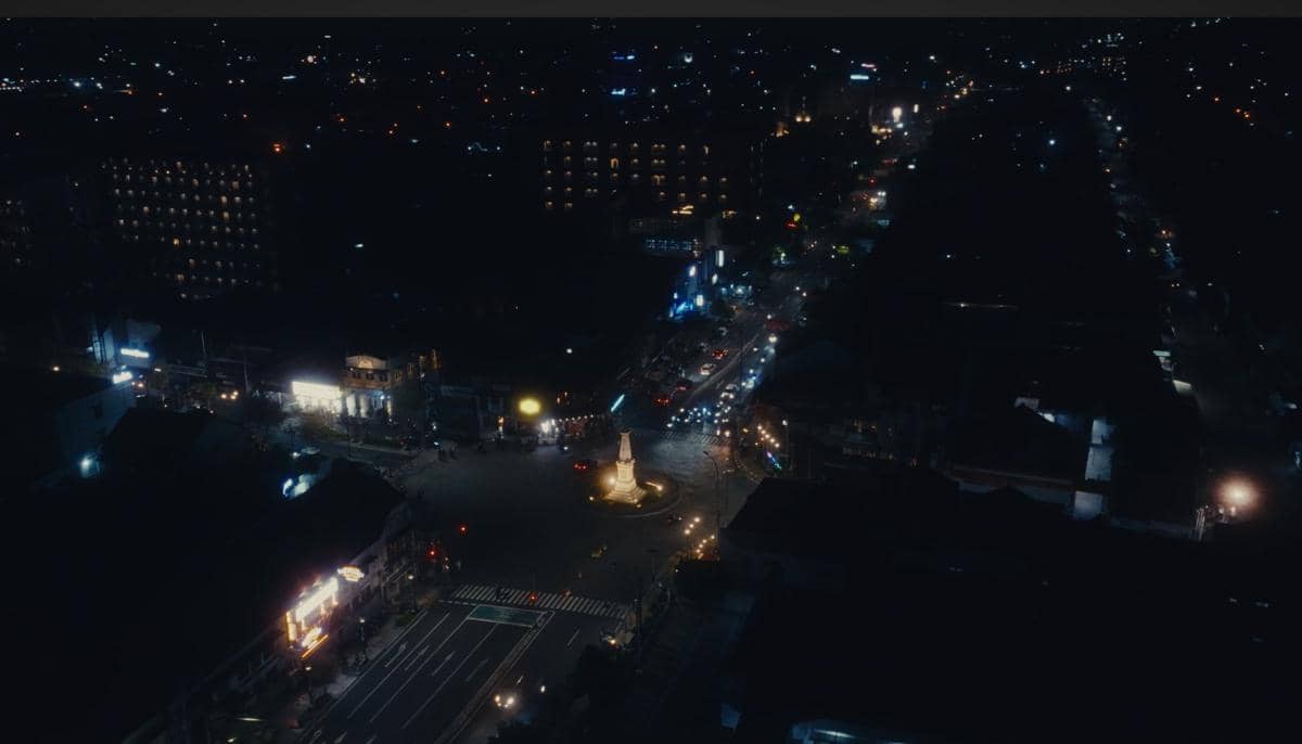 cuplikan Tugu Yogyakarta di MV "Speaker Freaker" no na
