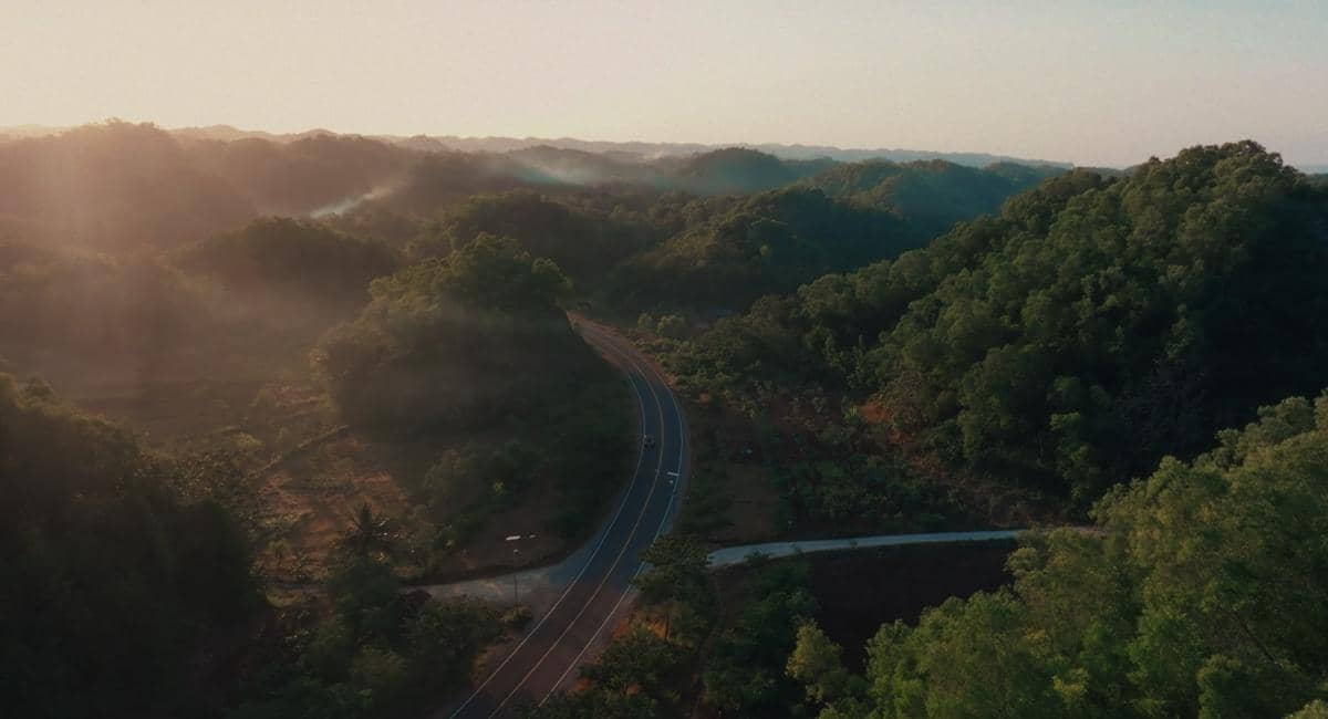 cuplikan kawasan JJLS Gunungkidul di MV "Speaker Freaker" no na