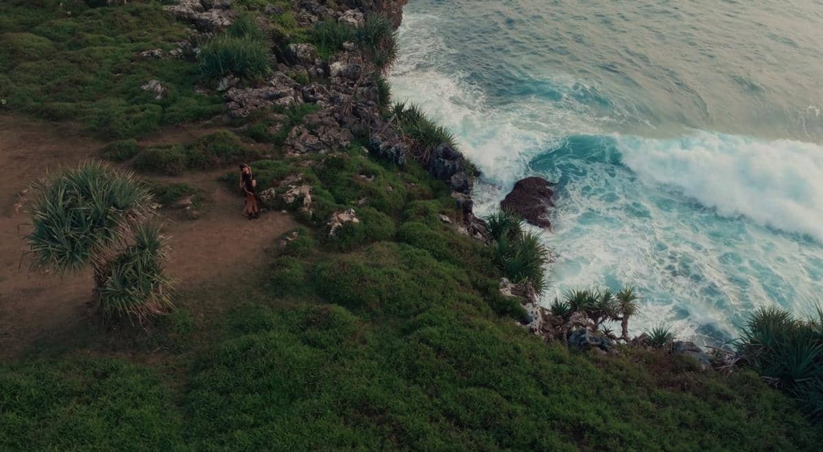 cuplikan Pantai Gunungkidul di MV "Speaker Freaker" no na